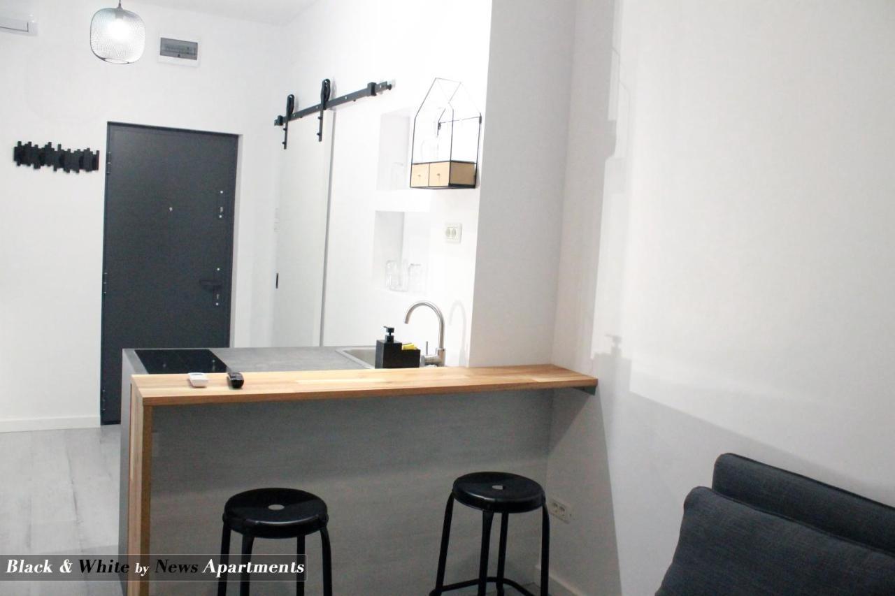 Black & White - News Apartment Bucarest Exterior foto